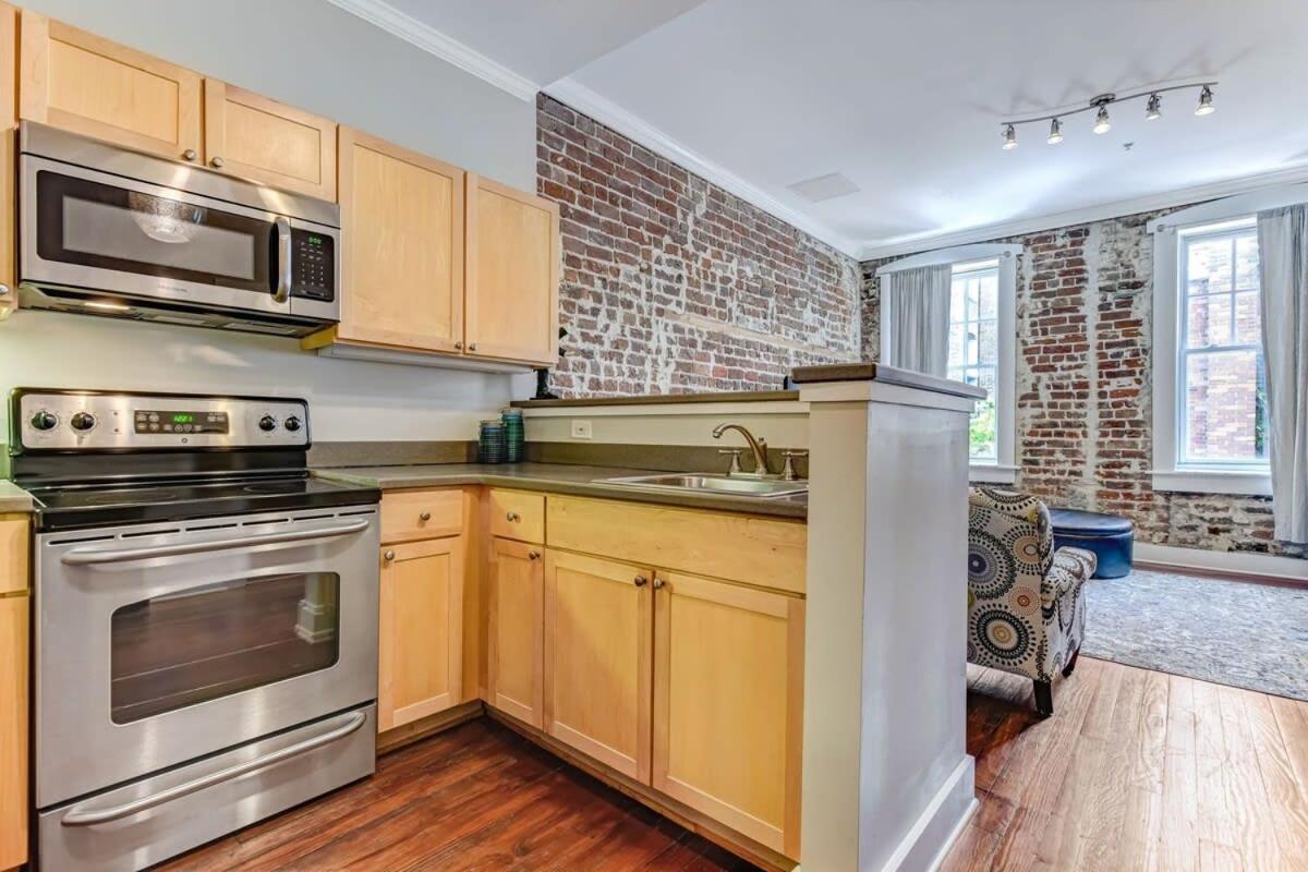 E Bay St Loft By City Market And River Street Savannah Buitenkant foto